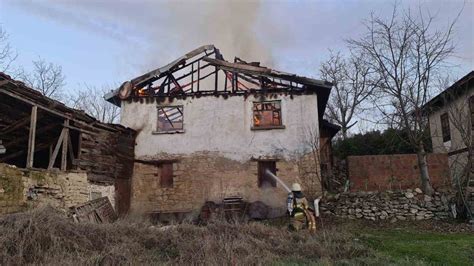 K­a­r­a­b­ü­k­­t­e­ ­i­k­i­ ­k­a­t­l­ı­ ­e­v­ ­y­a­n­d­ı­